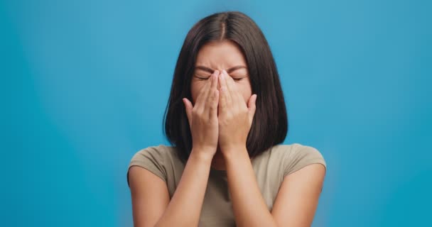 시력 문제. 젊은 아시아 여인은 눈 통증, 안마, 코 다리, 눈 긴장, 푸른 스튜디오 배경을 느낀다 — 비디오
