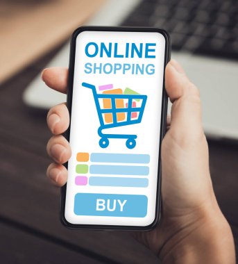 Tanımlanamayan Kadın Çevrimiçi Akıllı Telefondan Alışveriş Yapıyor, Kapalı, Dikey