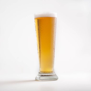 Soğuk zanaat hafif bira, bira reklamı ve akşam bardaki en iyi teklif.