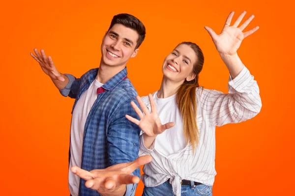 Emociones humanas de alegría, baile y tiempo libre juntos —  Fotos de Stock