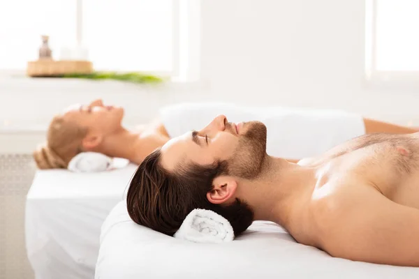 Een paar ontspannen in Spa Salon Liggen wachten op massage — Stockfoto