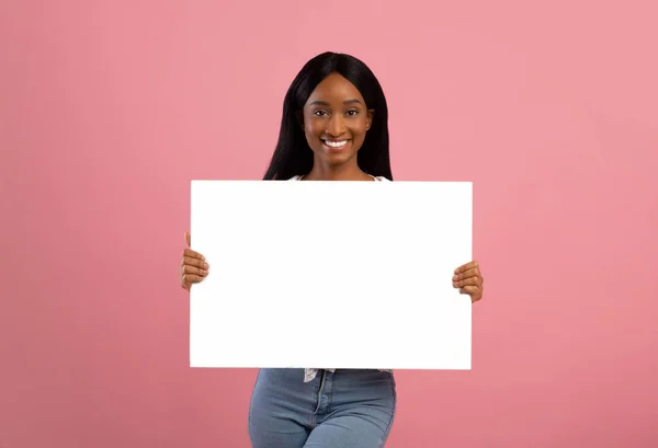 美しいアフリカ系アメリカ人女性のためのピンクのスタジオの背景に空白のバナー、あなたの広告デザインのためのモックアップ — ストック写真