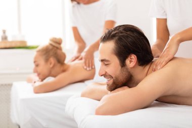 Mutlu Eşler Kaplıcada Gözleri Kapalı Uzanarak Masaj Yapıyor