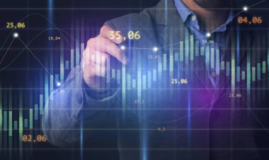 İş Analitiği. İşadamı, finansal tablolar ve ekonomik diyagramlarla dijital ekrana dokunuyor