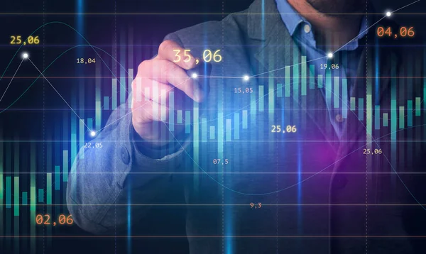 Business Analytics. Homme d'affaires touchant écran numérique avec des graphiques financiers et des diagrammes économiques — Photo