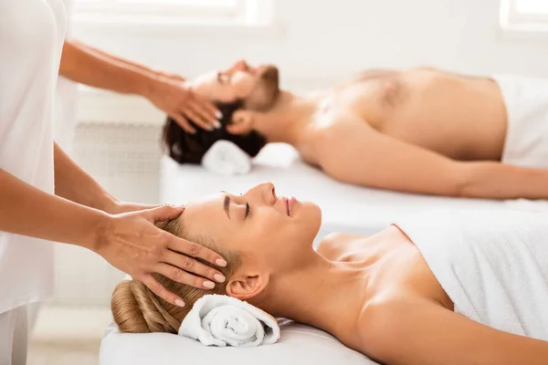 Ontspannen echtgenoten krijgen hoofd massage samen ontspannen liggend in Spa — Stockfoto