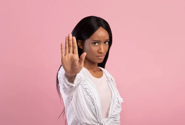 Giovane donna nera gesturing STOP su sfondo rosa studio — Foto Stock