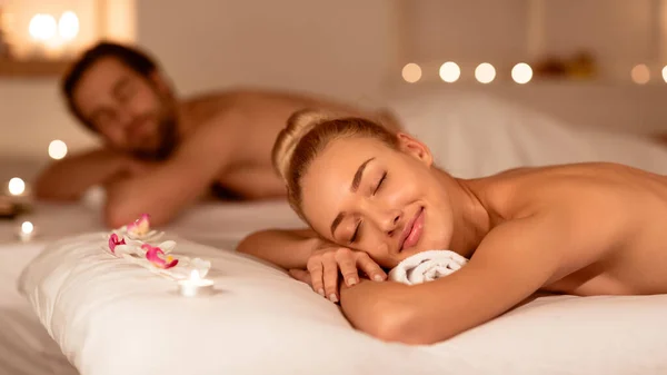 Cônjuges relaxados desfrutando de aromaterapia mentindo relaxante em Luxury Spa, Panorama — Fotografia de Stock