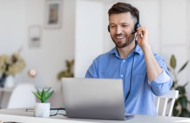 Acil yardım hattı operatörü. Yakışıklı Adam Müşteri Destek Yöneticisi Kulaklık Danışmanı Çevrimiçi