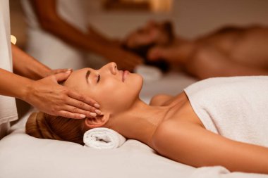 Lüks Spa Merkezi 'nde kafa masajı yaptıran çift.