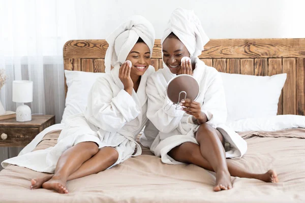 Lachende zwarte vriendinnen testen schoonheidsproducten thuis — Stockfoto