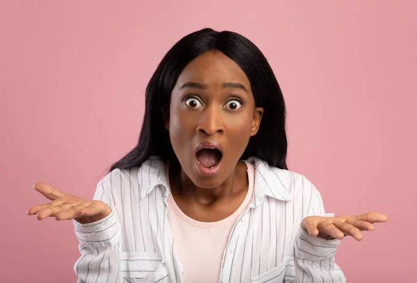 Oh mio Dio. Millennial donna nera emotivamente reagendo a notizie scioccanti, gesticolando WTF su sfondo rosa studio — Foto Stock