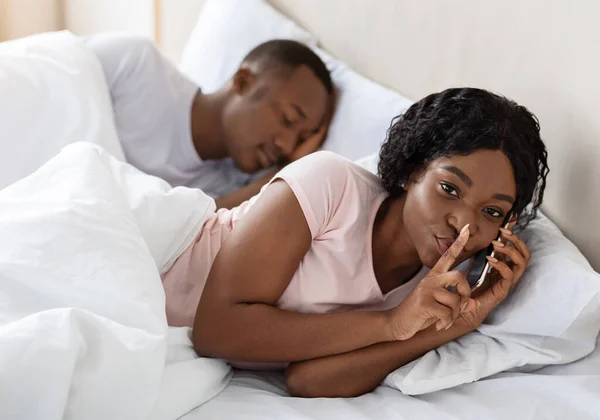 Mujer engañando a su marido, hablando con su amante por teléfono — Foto de Stock