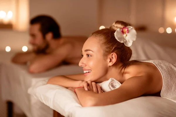 Couple Relaxing In Spa Resort Lying Waiting For Ayurvedic Massage — Stock Photo, Image