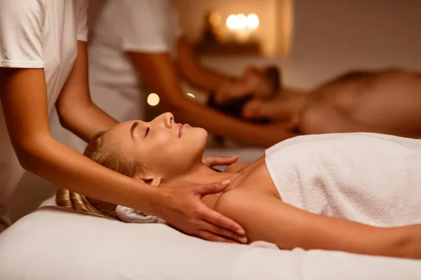 Casais Massagem no Spa, Namorada e Namorado desfrutando de tratamento relaxante — Fotografia de Stock