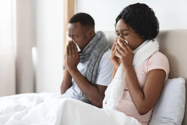 Afroamerikaner und Frau erkältet — Stockfoto