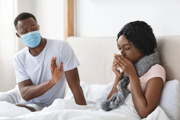 Hombre negro usando mascarilla mientras su esposa está enferma —  Fotos de Stock