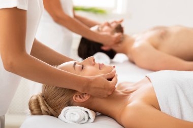 Rahatlamış çift masaj yaptırıyor Spa Merkezi 'nde birlikte yatıyorlar.