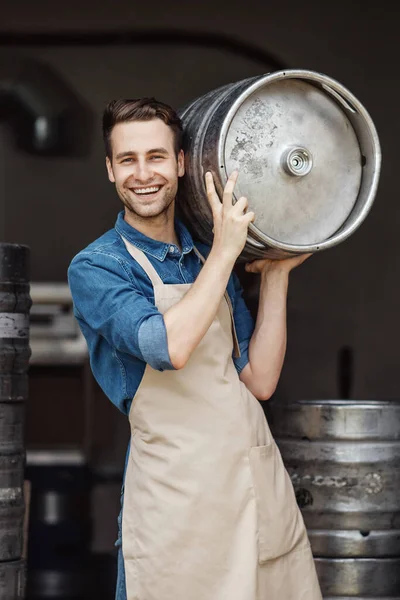 Productos para la fermentación de la cerveza y empleados en cervecería moderna — Foto de Stock