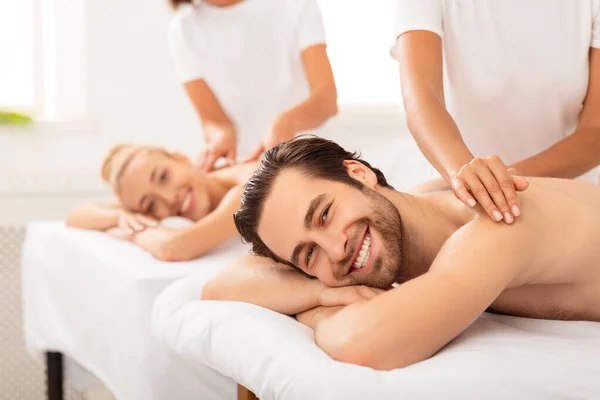 Novio y novia mintiendo disfrutando de un masaje relajante en Spa Resort — Foto de Stock