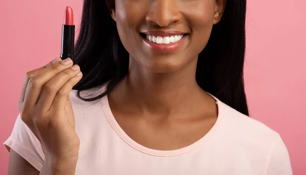 Vista cortada de jovem senhora preta mostrando batom no fundo do estúdio rosa, close-up — Fotografia de Stock