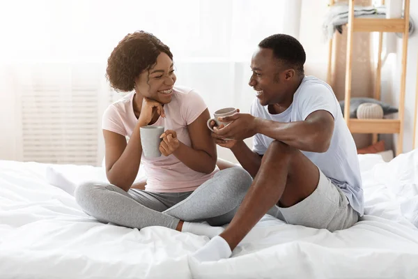 Junge schwarze Mann und Frau genießen Wochenende zu Hause zusammen — Stockfoto