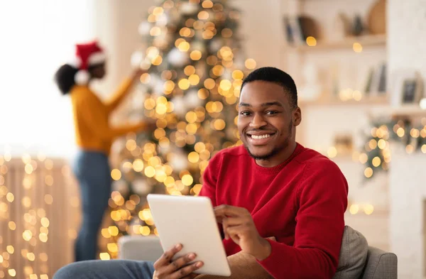 クリスマスは販売と割引の間にオンラインショッピングを回避し、家族へのビデオ通話 — ストック写真