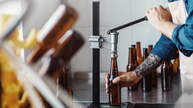 Modern fabrika, bira işi, içki imalatı ve modern fabrika üzerine bira şişeleri