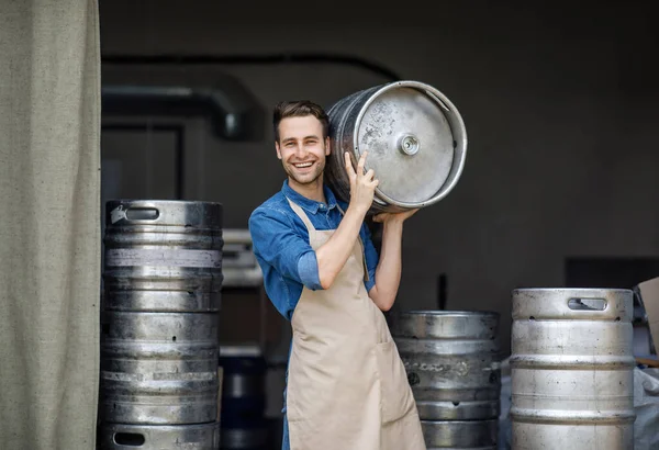 Moderne brouwerij en arbeider met vat op plant, klein bedrijf en bierindustrie — Stockfoto