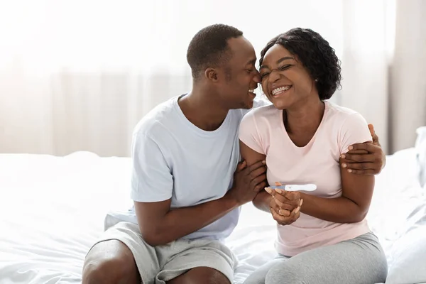 Emocionální černošky pár se stane rodiči, drží pozitivní těhotenský test — Stock fotografie