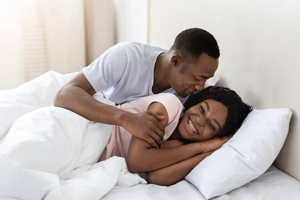 Αγαπώντας μαύρο ζευγάρι χαλαρώνοντας στο κρεβάτι στο σπίτι — Φωτογραφία Αρχείου