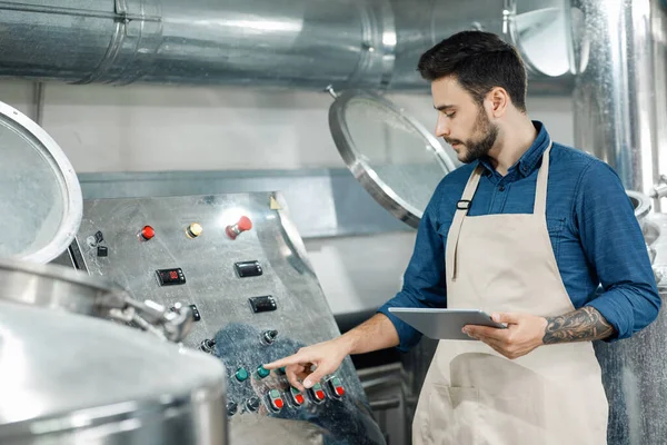 Control de gestión de inspecciones, producción y embotellado del producto final — Foto de Stock