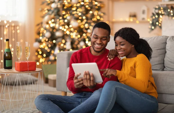 新年に居心地の良い家とクリスマスと友人や家族へのビデオ通話 — ストック写真