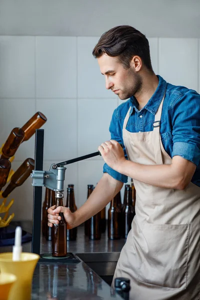 Linha tecnológica para engarrafamento de cerveja em fábrica, pequenas empresas e fabricação de bebidas — Fotografia de Stock