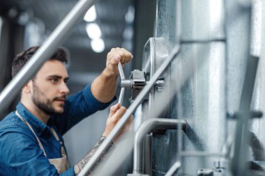 Bira fabrikasında ekipman kontrolü ve endüstriyel içki