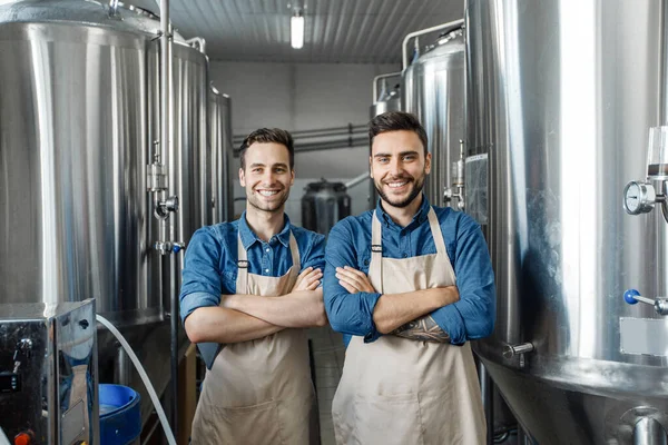 Funcionários felizes no trabalho favorito, pequenas empresas e trabalho masculino — Fotografia de Stock