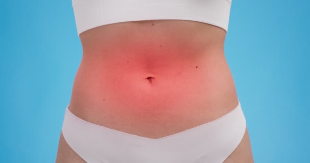 Infección estomacal. Primer plano de la barriga femenina con punto inflamado pulsátil rojo, calambres menstruales, trastorno digestivo — Vídeo de stock