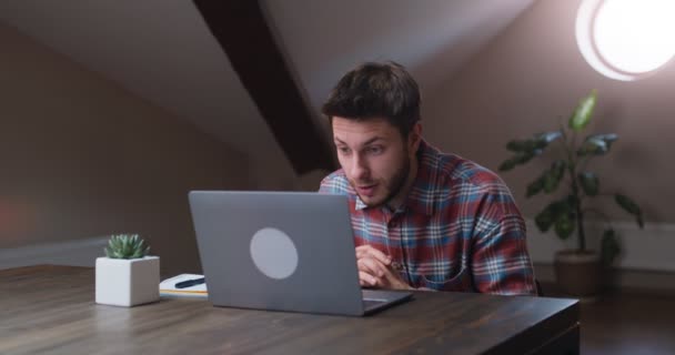 Grave giovane ragazzo conferenza chiamata in webcam, parlando con insegnante online in video chat, guardando lo schermo del computer portatile — Video Stock