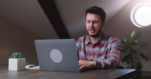 Rozhořčený obchodník mluví s partnery prostřednictvím videohovoru na notebooku, popírá špatné smluvní podmínky, nesouhlasí — Stock video
