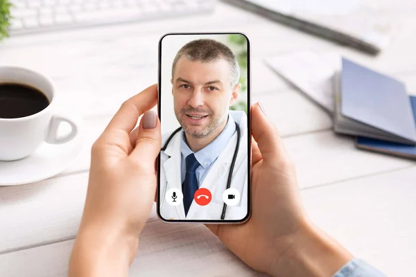 Médecin Consultation Patient en ligne par appel vidéo au téléphone à l'intérieur — Photo