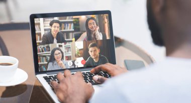 Çeşitli Öğrenciler Laptop, Kolaj 'dan Çevrimiçi Video Çağrısı ile İletişim Kuruyor