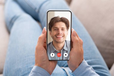 Kız arkadaşı erkek arkadaşıyla konuşuyor. Akıllı telefondan video görüşmesi yapıyor, kolaj yapıyor.