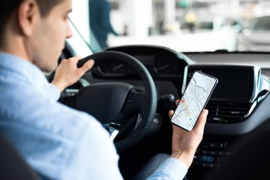 Genç Adam Smartphone 'da GPS Servis Navigasyon Uygulaması Kullanırken Araba Kullanırken