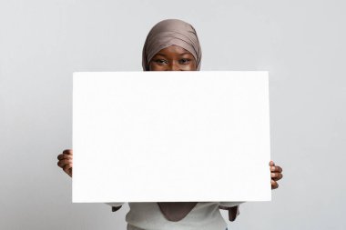 Reklam için Alan Kopyala. Beyaz Pankartın Arkasında Siyah Kadın Saklanıyor