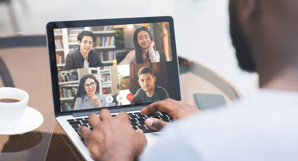 Divers étudiants communiquent en ligne par appel vidéo sur ordinateur portable, Collage — Photo