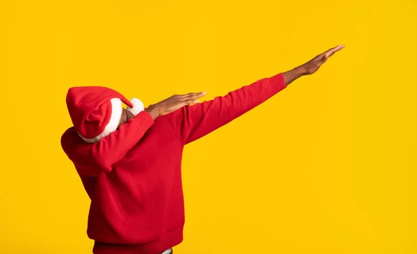 Africano americano chico en santa hat tirando dab mover sobre amarillo fondo — Foto de Stock