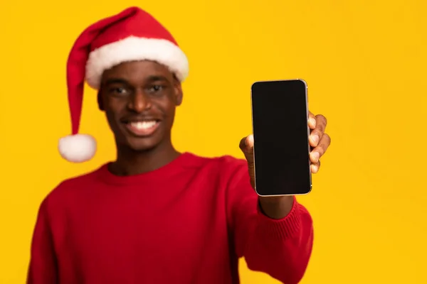 Burla de chico africano en Santa Sombrero Sosteniendo Smartphone con pantalla negra — Foto de Stock