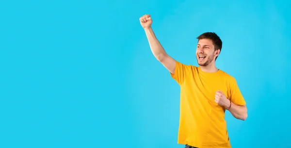 Портрет щасливого чоловіка, що кричить і веселить з піднятим кулаком — стокове фото