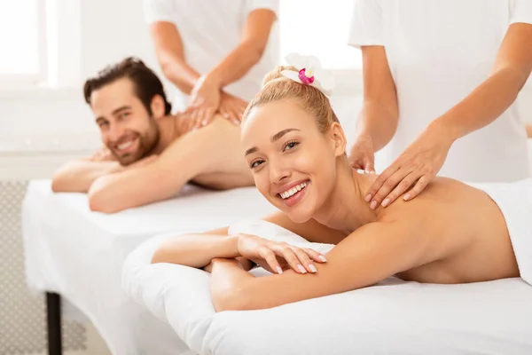 Casal casado recebendo massagem de volta juntos no salão de Spa — Fotografia de Stock