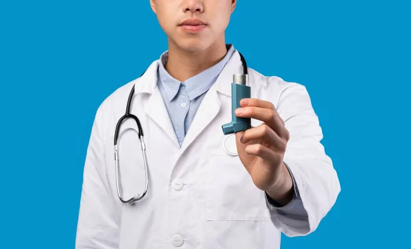 Unrecognizable doctor keeps an inhaler, treatment for asthma attacks — Stock Photo, Image